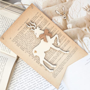 Fanion en papier ancien et petit cerf en bois